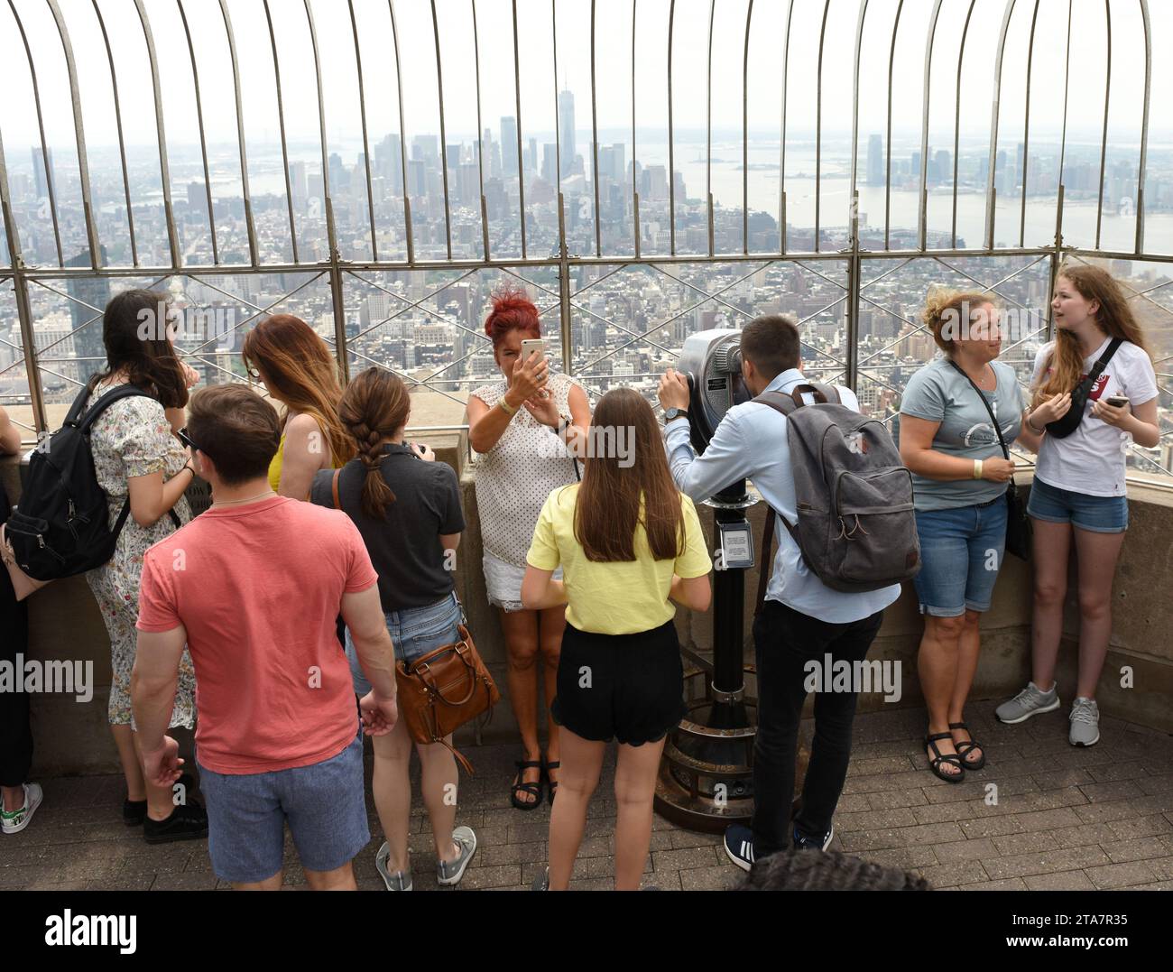 New York, États-Unis - 8 juin 2018 : touristes sur le pont d'observation de l'Empire State Building à New York. Banque D'Images