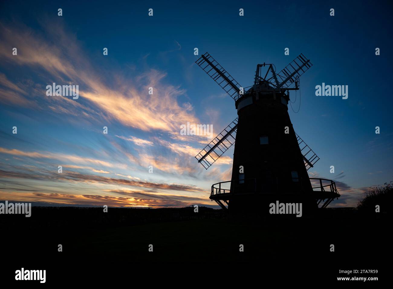 Thaxted, Royaume-Uni 29 novembre 2023. Thaxted Essex Thaxted Windmill Against Clear Evening Sky permettant au temps froid d'hiver de s'installer 29 Nov 2023 Thaxted Windmill également connu sous le nom de John Webb Windmill construit au début du 19e siècle se dresse contre un ciel clair au crépuscule avec quelques nuages Cirrus légers de haute altitude indiquant des conditions météorologiques glaciales viens. Crédit : BRIAN HARRIS/Alamy Live News Banque D'Images