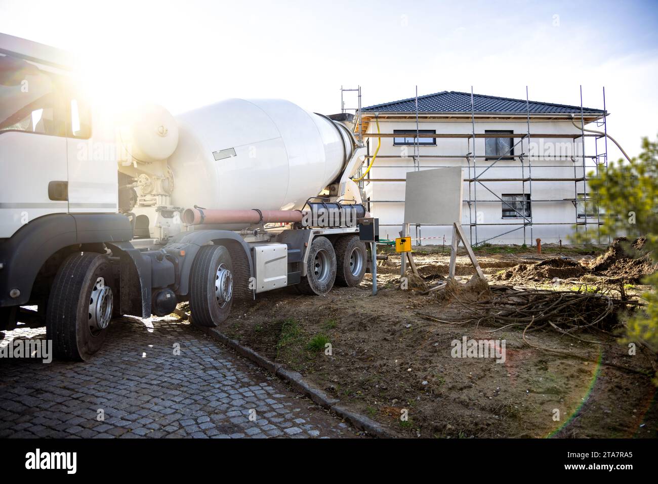 Camion malaxeur de béton sur un chantier de construction résidentiel en Allemagne Banque D'Images