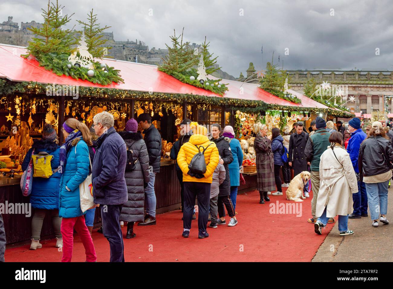 Edimbourg Écosse Foire de Noël ou marché Princes Street gens une rangée de stands et le château sur la colline Banque D'Images