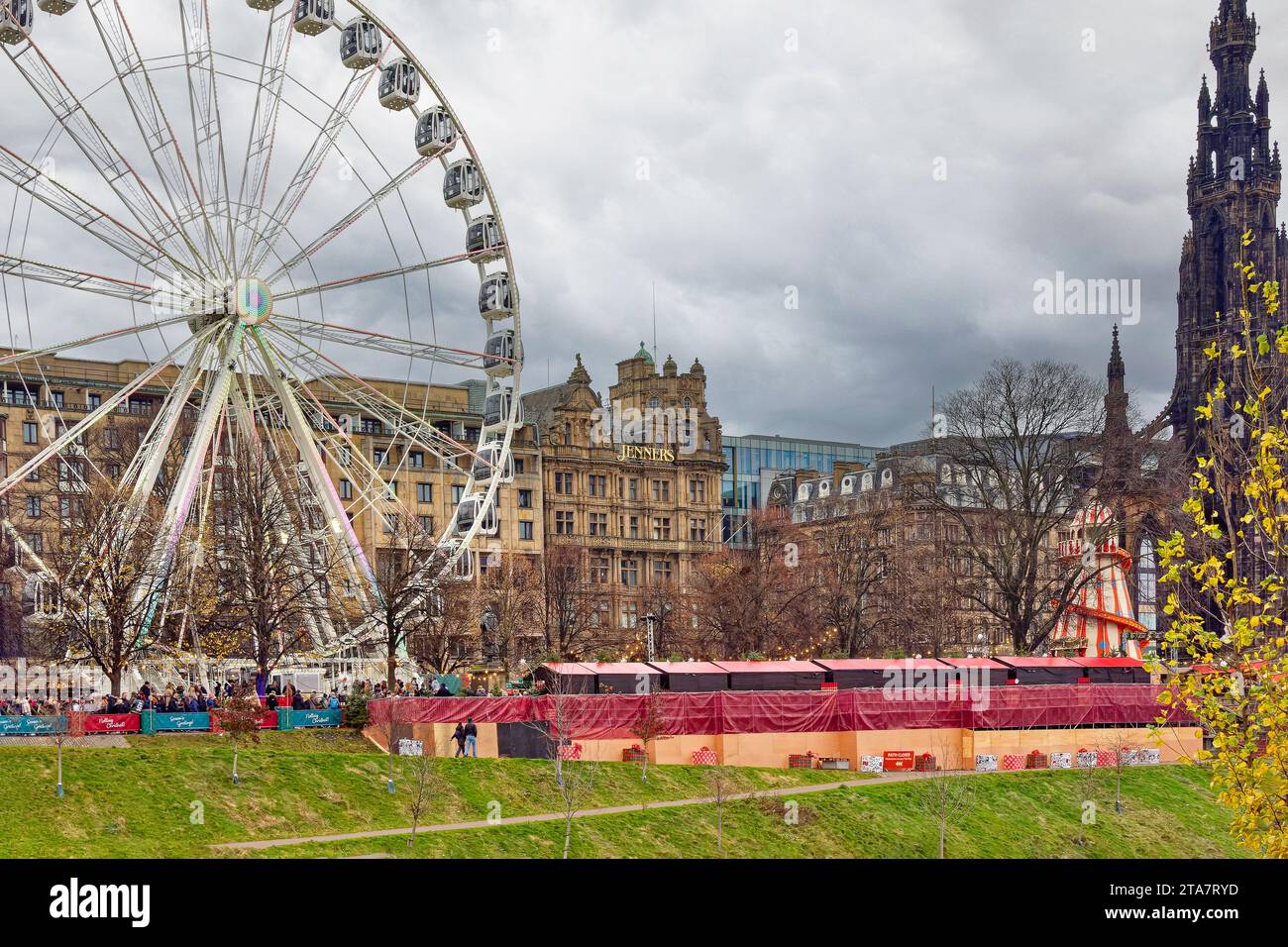 La foire de Noël d'Édimbourg en Écosse ou le marché Princes Street accueille les amateurs de shopping The Big Wheel et Scott Monument Banque D'Images