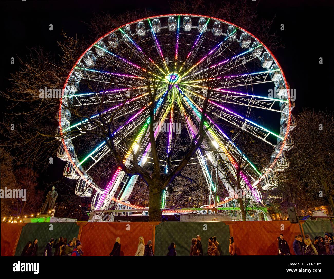 Édimbourg Écosse Foire de Noël Princes Street la Grande roue la nuit et l'arbre en hiver Banque D'Images