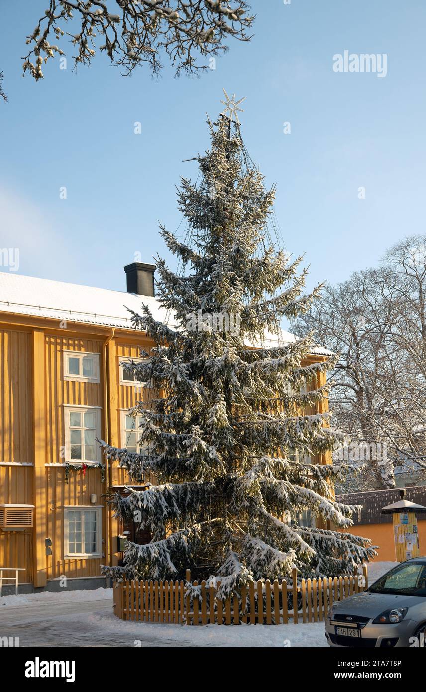 Le sapin de Noël de cette année est arrivé sur la place enneigée de Malmköping, en Suède, 2023 Banque D'Images