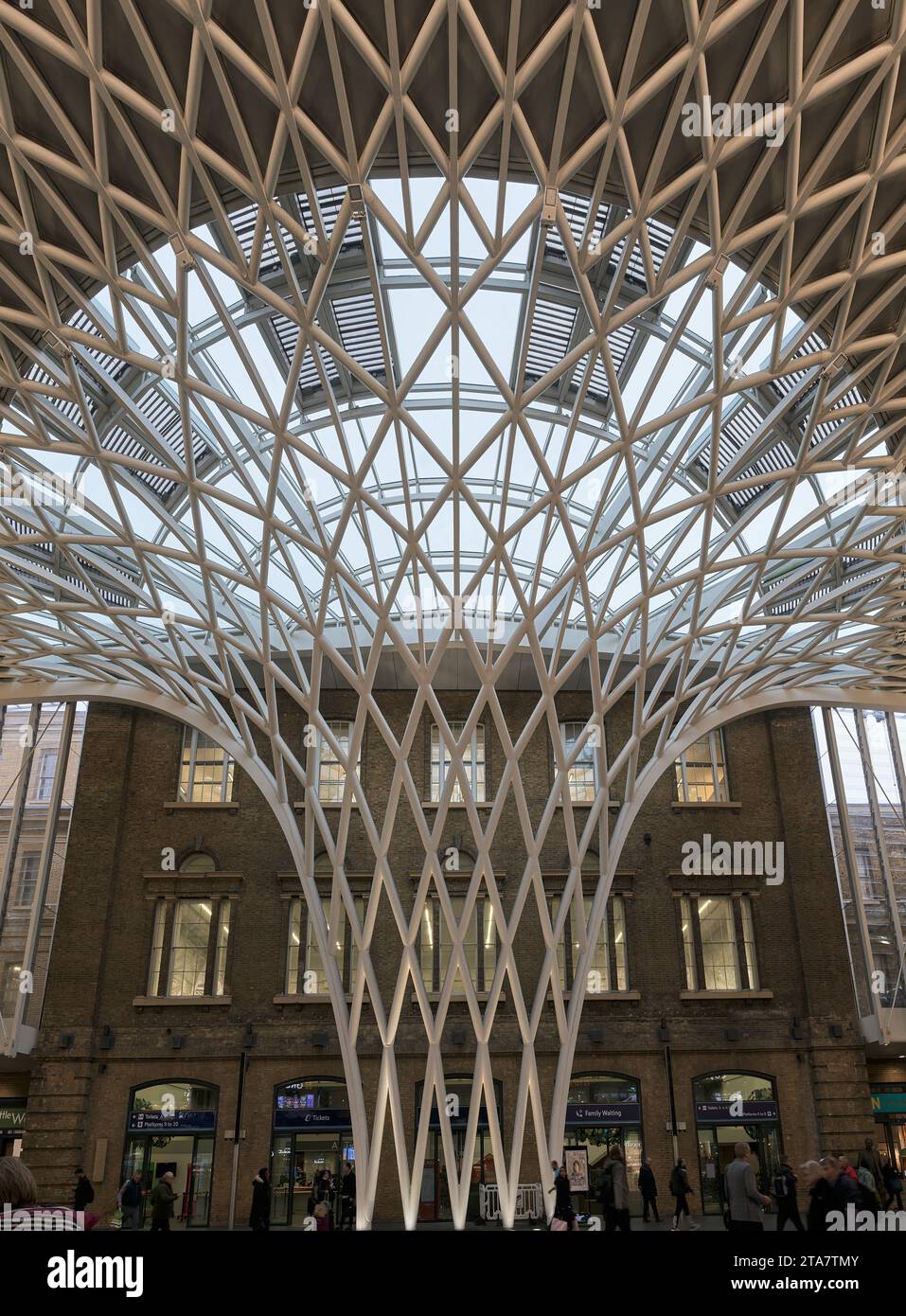 Le plafond à motifs complexes au-dessus du hall principal de la gare de King's Cross, Londres, Angleterre. Banque D'Images