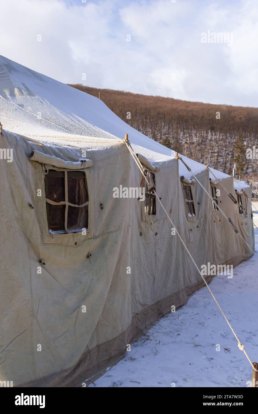 Cordes pour attacher des tentes militaires mobiles. Fixations de tentes militaires préfabriquées en toile de bâche. Banque D'Images