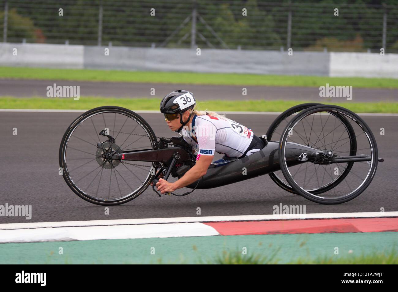 La cycliste paralympique Oksana Masters des États-Unis a remporté la médaille d'or aux Jeux Olympiques de Tokyo en 2020 dans la course sur route féminine H5. Banque D'Images