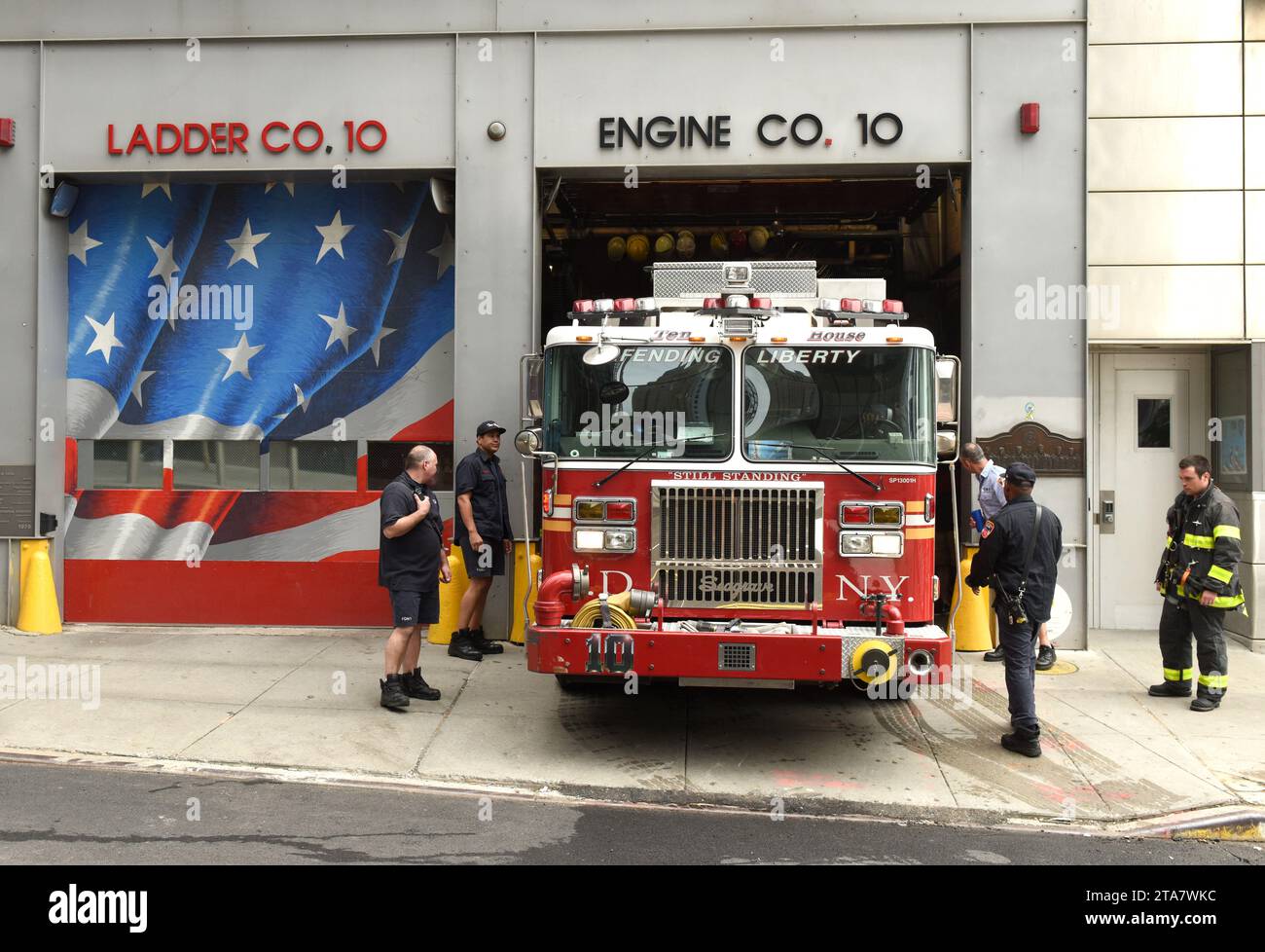 New York, USA - 10 juin 2018 : pompiers et camion de pompiers près de la maison FDNY Ten sur Liberty Steet sur Lower Manhattan. Banque D'Images