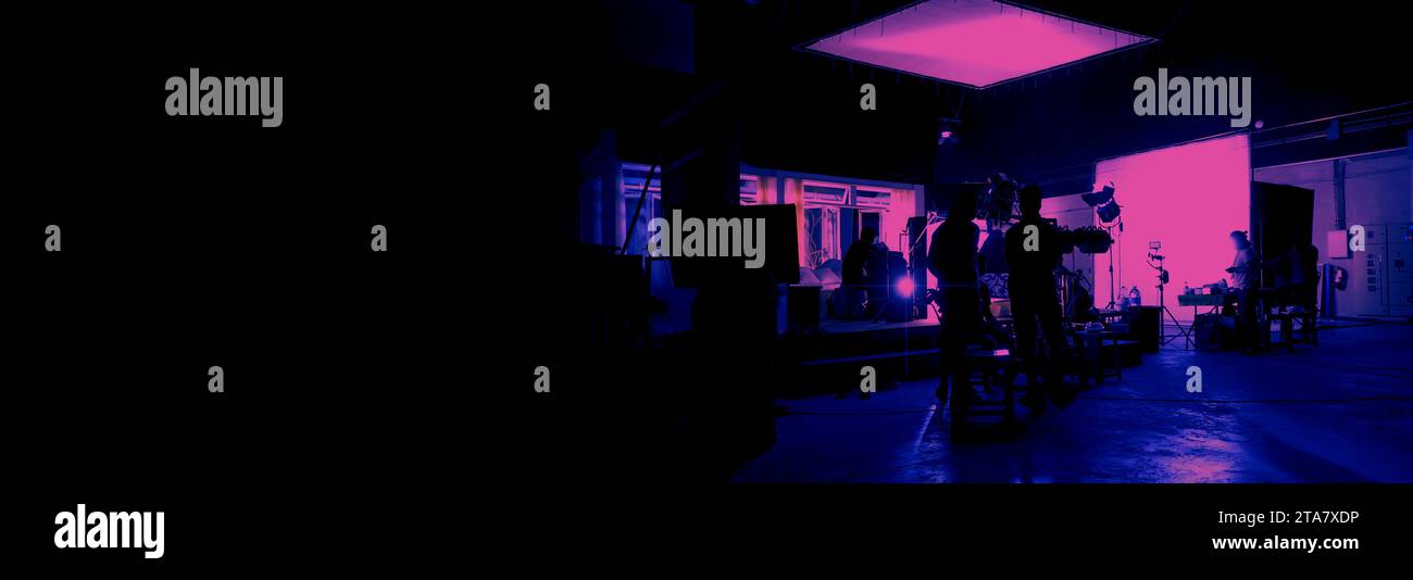 Silhouette des personnes travaillant dans le grand studio de production pour la prise de vue ou l'enregistrement de vidéo de film par appareil photo numérique et ensemble d'éclairage. Production vidéo Behin Banque D'Images
