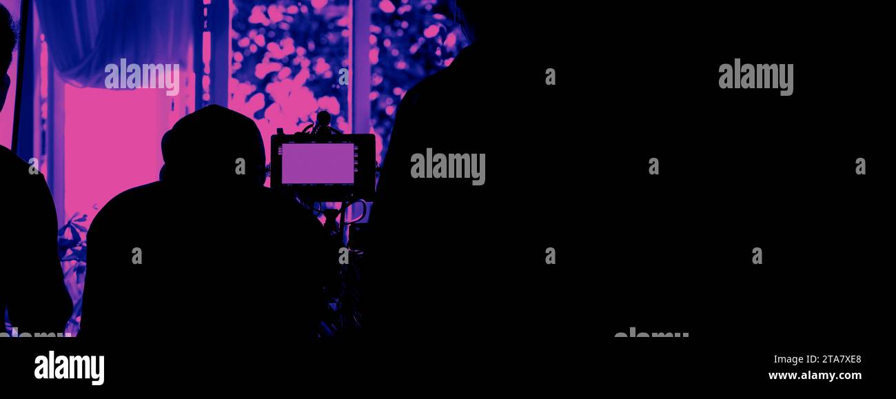 Dans les coulisses de tournage vidéo équipe de production silhouette et équipement de caméra en studio. Banque D'Images