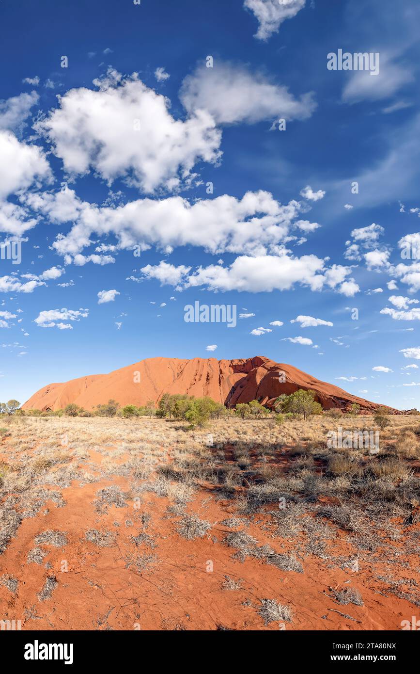 Uluru, territoire du Nord, Australie ; 29 novembre 2023 - après-midi à Uluru, le célèbre gigantesque monolithe rocher du désert australien. Banque D'Images