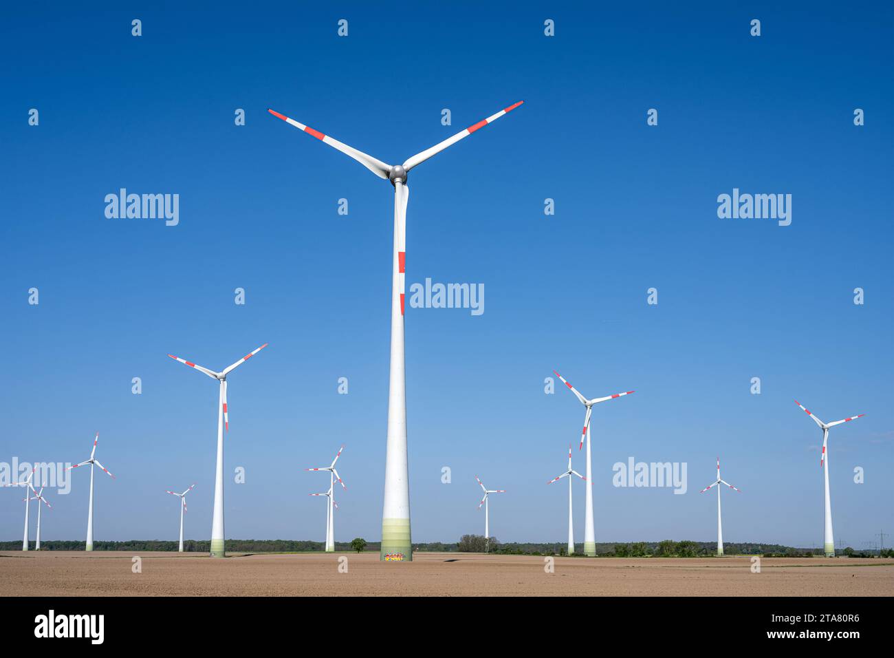 Éoliennes dans des champs arides vus en Allemagne Banque D'Images