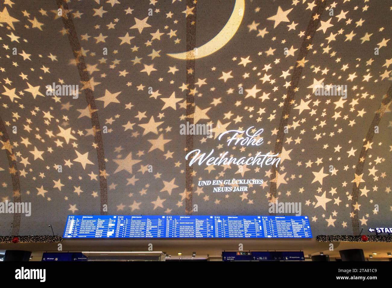 Panneau d'affichage LED de 17 mètres de long dans le hall d'entrée de la gare principale de Cologne, plafond éclairé de Noël, Allemagne. 17 mètres lange LED Anzeig Banque D'Images