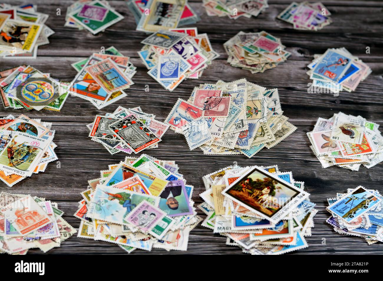 Le Caire, Egypte septembre 21 2022 : arrière-plan de divers vieux timbres-poste utilisés de différents pays et époques sur un fond en bois, une couverture avec Banque D'Images