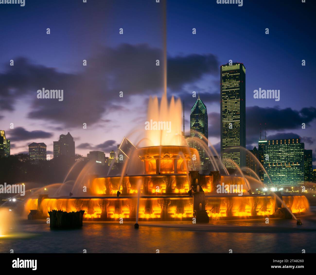 Buckingham Fountain at Night, Grant Park, Chicago, Illinois, États-Unis Banque D'Images