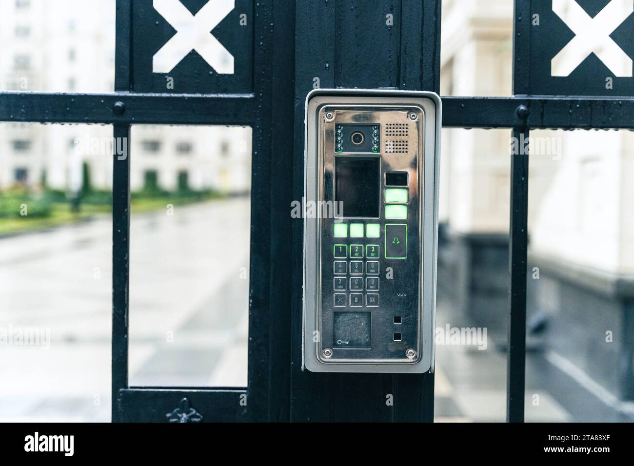 Gros plan d'un système moderne d'interphone vidéo de contrôle d'accès de portail dans une communauté résidentielle, présentant la dernière technologie pour l'accès sécurisé et la communication Banque D'Images