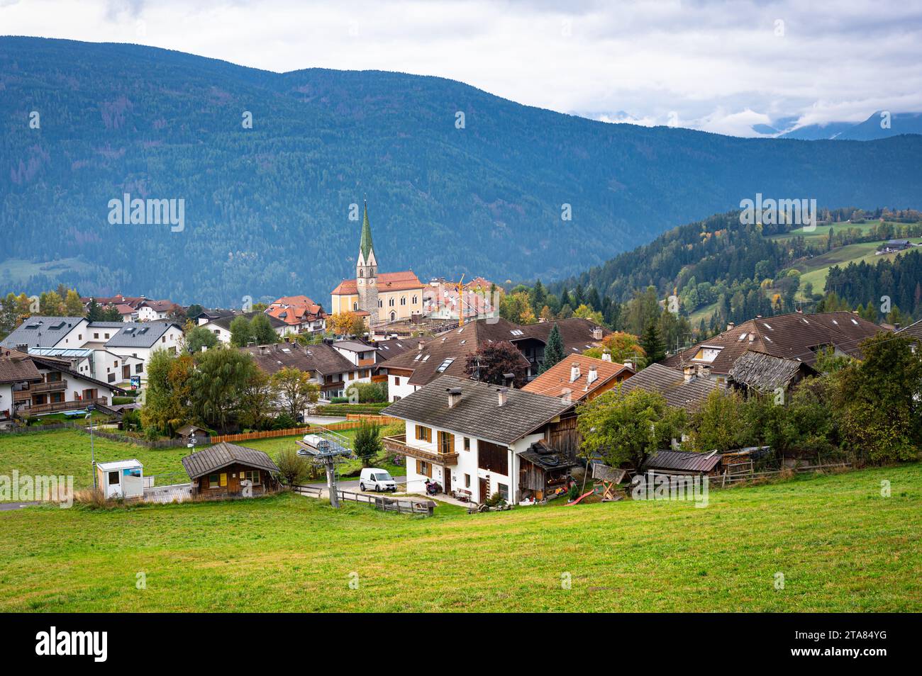 Vue sur le village de Terenten dans les Alpes italiennes Banque D'Images