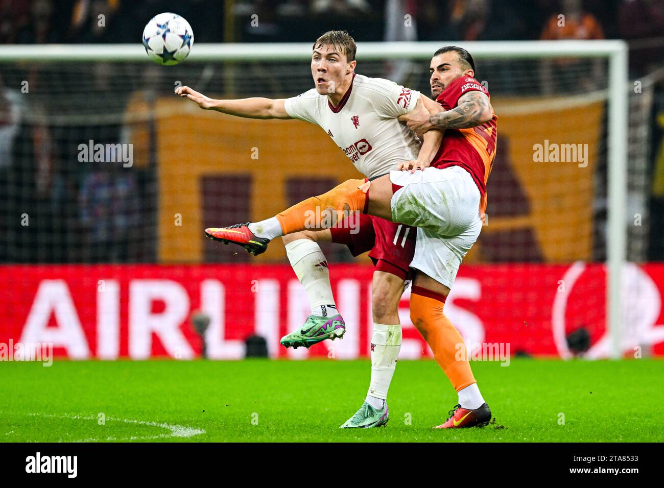 ISTANBUL - (de gauche à droite) Rasmus Hojlund de Manchester United FC ...