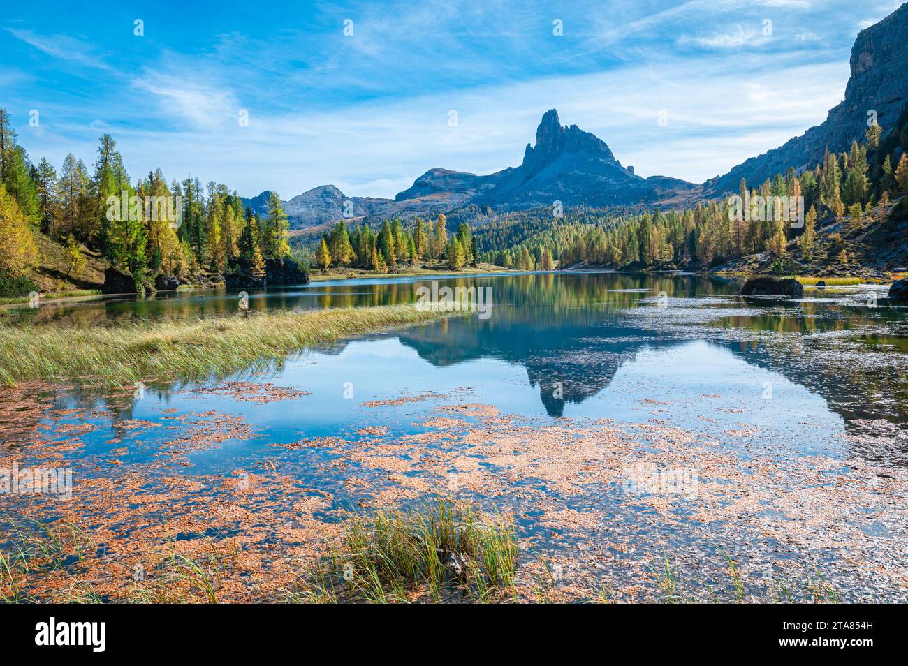Montagne rocheuse emblématique de dolomite près d'un lac alpin en automne Banque D'Images