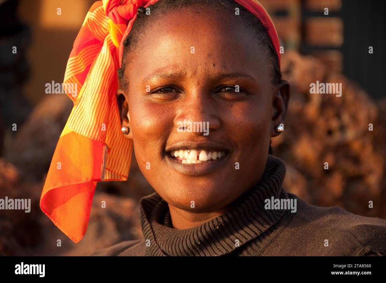 Femme sénégalaise, à la plage, Saly-Portudal, petite Côte du Sénégal, Sénégal Banque D'Images