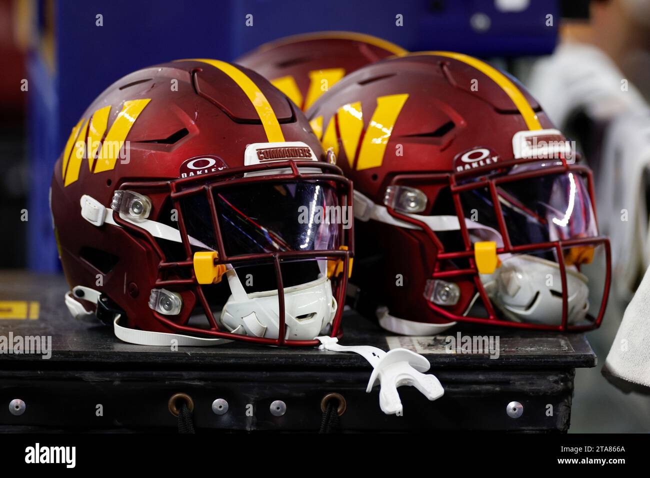 Vue détaillée des casques Washington Commanders lors d'un match de saison régulière contre les Cowboys de Dallas, jeudi 22 novembre 2023, au AT&T Stadium in Banque D'Images