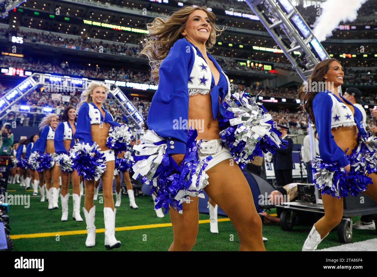 Les Cheerleaders des Cowboys de Dallas prennent le terrain avant un match de saison régulière contre les Commanders de Washington, le jeudi 22 novembre 2023, à AT&T. Banque D'Images