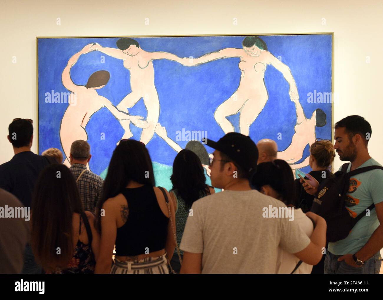 New York, USA - 25 mai 2018 : un visiteur près de la peinture Henri Matisse Dance (I) au Musée d'Art moderne de New York. Banque D'Images
