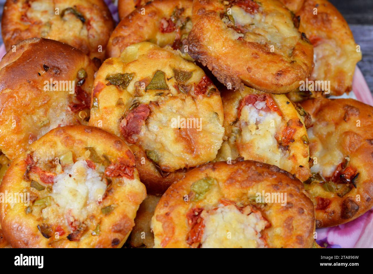 Pile de mini pizzas, Pizza est un plat d'origine italienne composé d'une base généralement ronde et plate de pâte levée à base de blé garnie de tomates, ch Banque D'Images