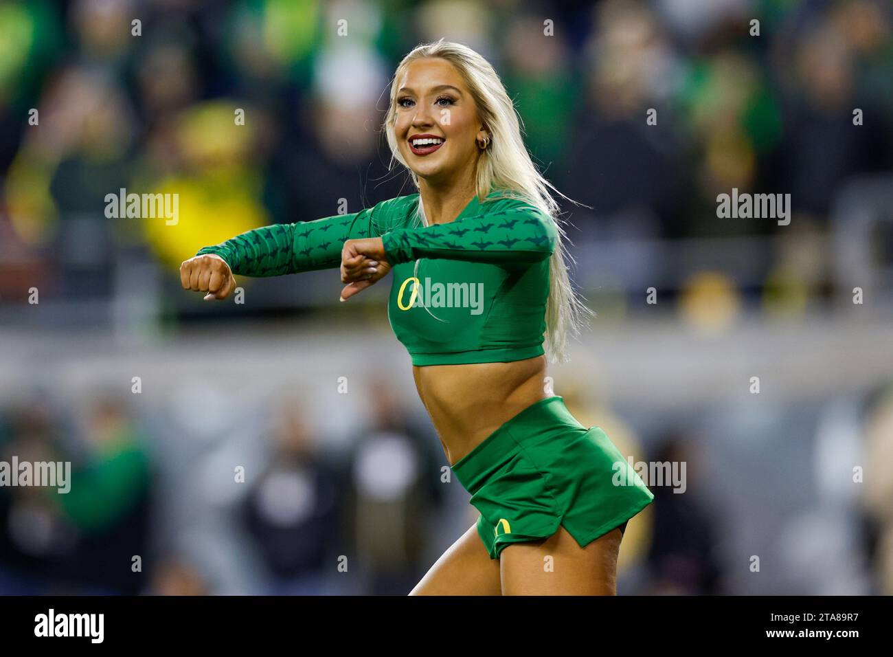 Une cheerleader des Oregon Ducks joue lors d'un match de football universitaire en saison régulière contre les Oregon State Beavers, le vendredi 24 novembre 2023, à AUT Banque D'Images