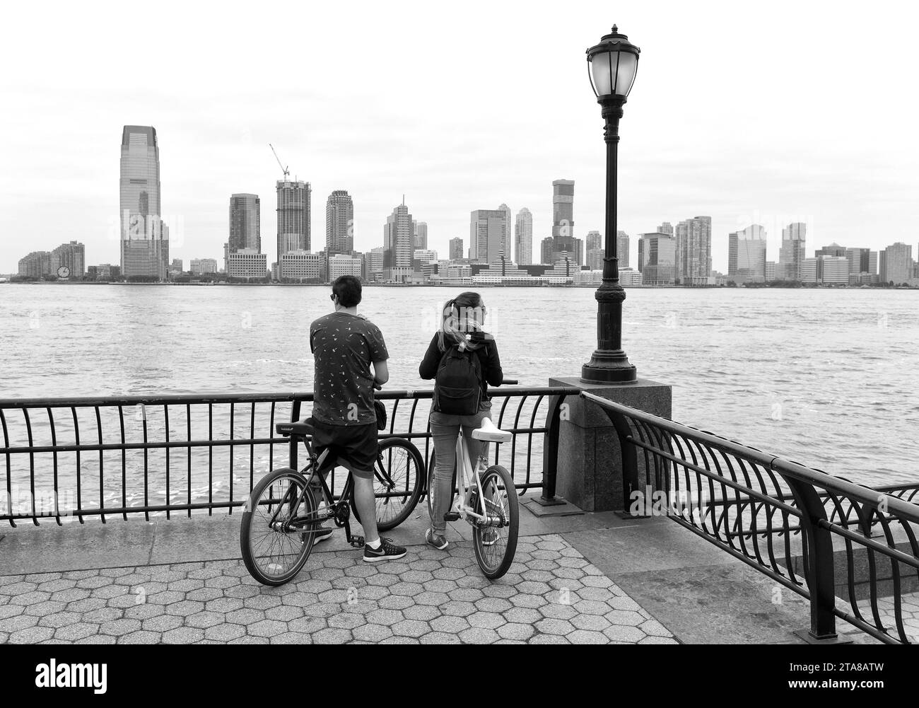 New York, USA - 28 mai 2018 : les gens dans le Battery Park à Manhattan et Jersey City à l'arrière-plan. Banque D'Images