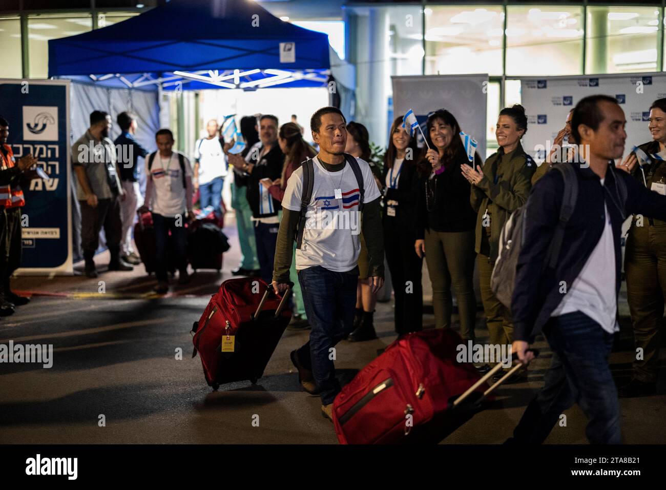 Ramle, Israël. 29 novembre 2023. Des travailleurs migrants thaïlandais, qui ont été libérés par le groupe militant Hamas après avoir été en captivité pendant plus de 50 jours, montent dans un bus après avoir quitté l’hôpital. Crédit : Ilia Yefimovich/dpa/Alamy Live News Banque D'Images