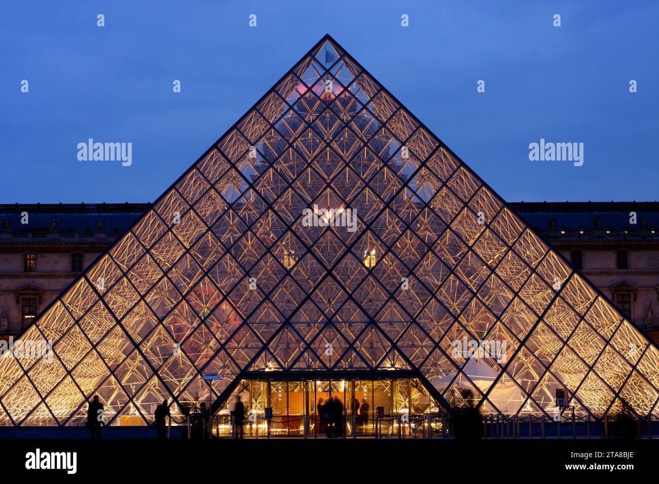 Pyramide, Louvre, Paris, France Banque D'Images