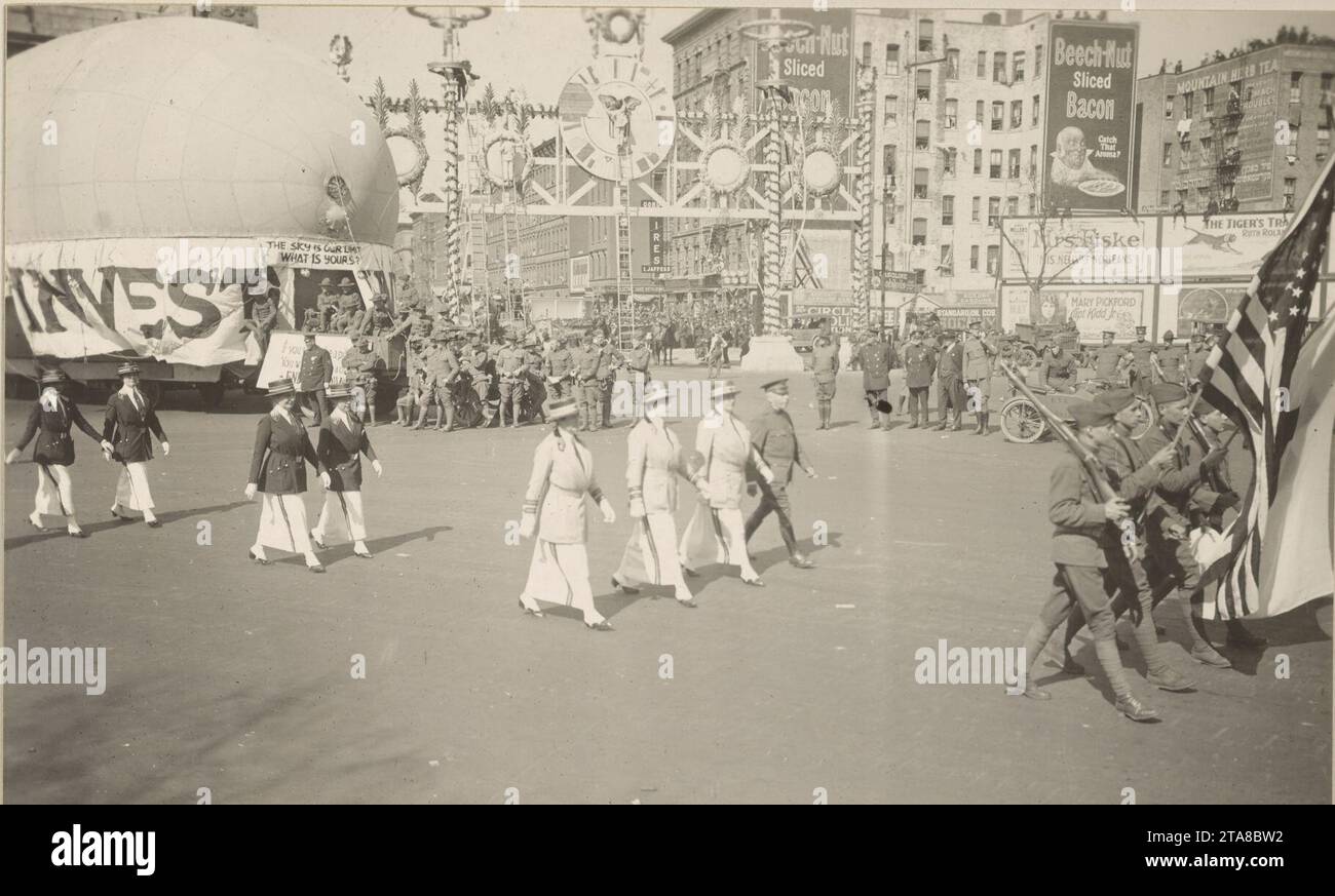 Victory Parade, New York, N.Y. Women of Red Cross Cantine Service 111-SC-47945. Banque D'Images