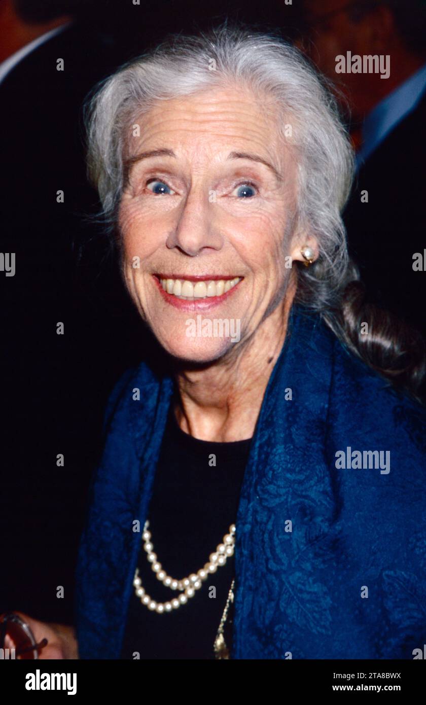 **PHOTO DE FICHIER** Frances Sternhagen est décédée. Frances Sternhagen assiste à la soirée d'ouverture de "Sweet smell of Success" au Martin Beck Theatre de New York le 14 mars 2002. Crédit photo : Henry McGee/MediaPunch Banque D'Images