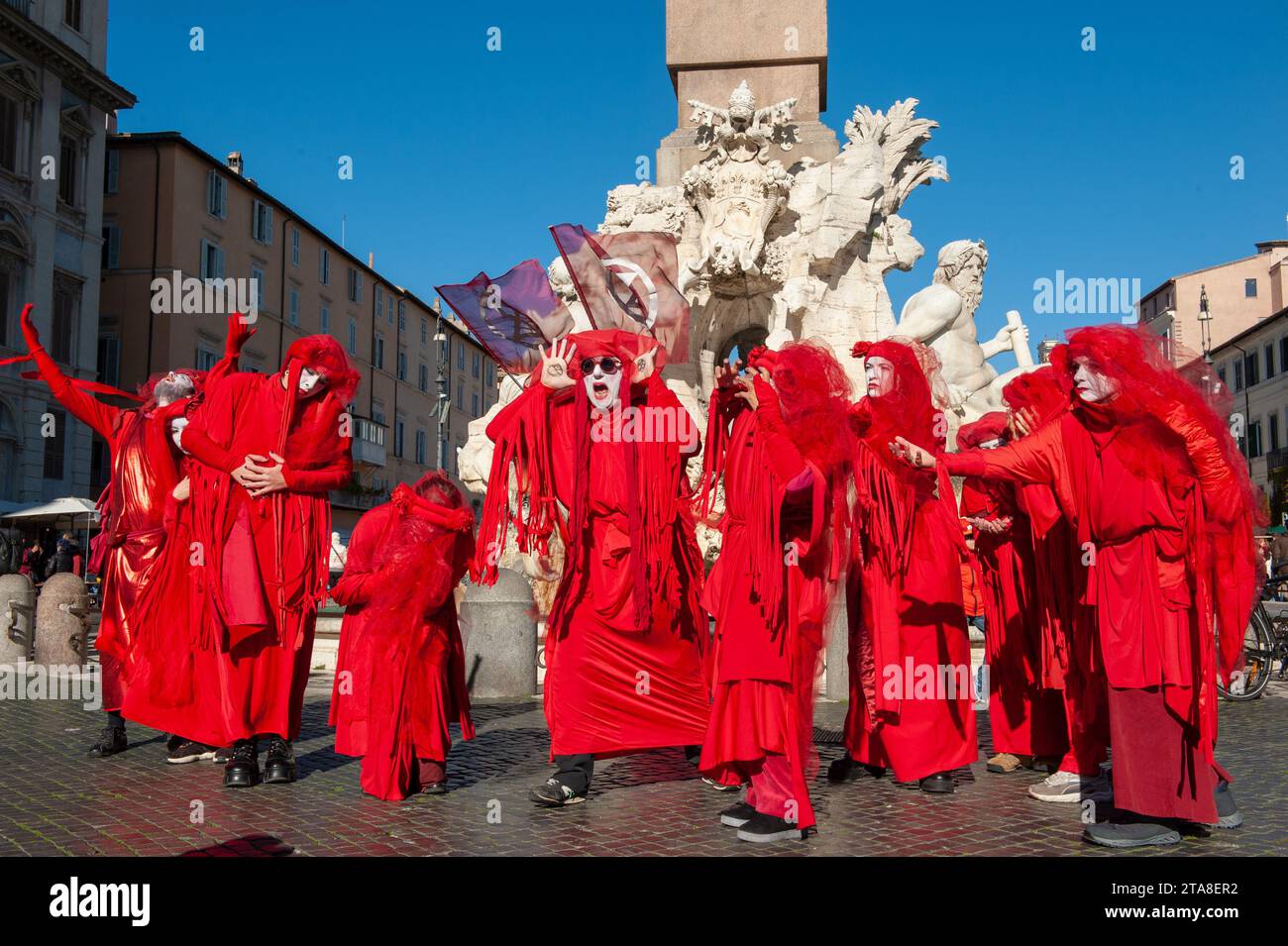 25 novembre 2023 - Rome, Italie : représentation de la rébellion extintion sur la piazza Navona à l'occasion de la journée internationale contre la violence à l'égard des femmes. © Andrea Sabbadini Banque D'Images