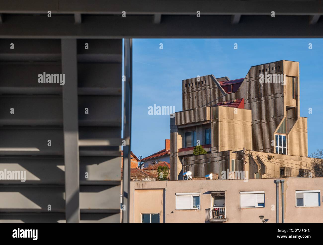 Architecture de bâtiment encadrée, par l'escalier en fer. Journée ensoleillée. Printemps Banque D'Images