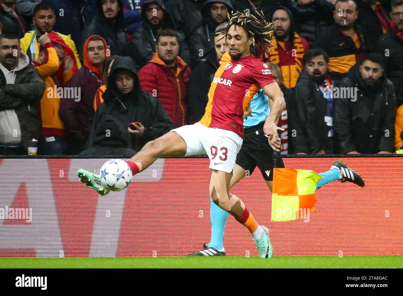 Istanbul, Turquie. 29 novembre 2023. ISTANBUL, TURQUIE - 29 NOVEMBRE : Sacha Boey de Galatasaray AS contrôle le ballon lors du match Groupe A - UEFA Champions League 2023/24 entre Galatasaray A.S. et Manchester United à l'Ali Sami yen Arena le 29 novembre 2023 à Istanbul, Turquie. ( Crédit : BSR Agency/Alamy Live News Banque D'Images