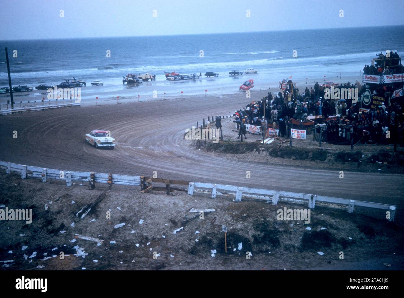 DAYTONA BEACH, FL - 26 FÉVRIER : Dave Lundman dans la Chevrolet #396 courses de voitures autour de la plage pendant le Daytona Beach et Road course le 26 février 1956 à Daytona Beach, Floride. (Photo de Hy Peskin) *** Légende locale *** Dave Lundman Banque D'Images