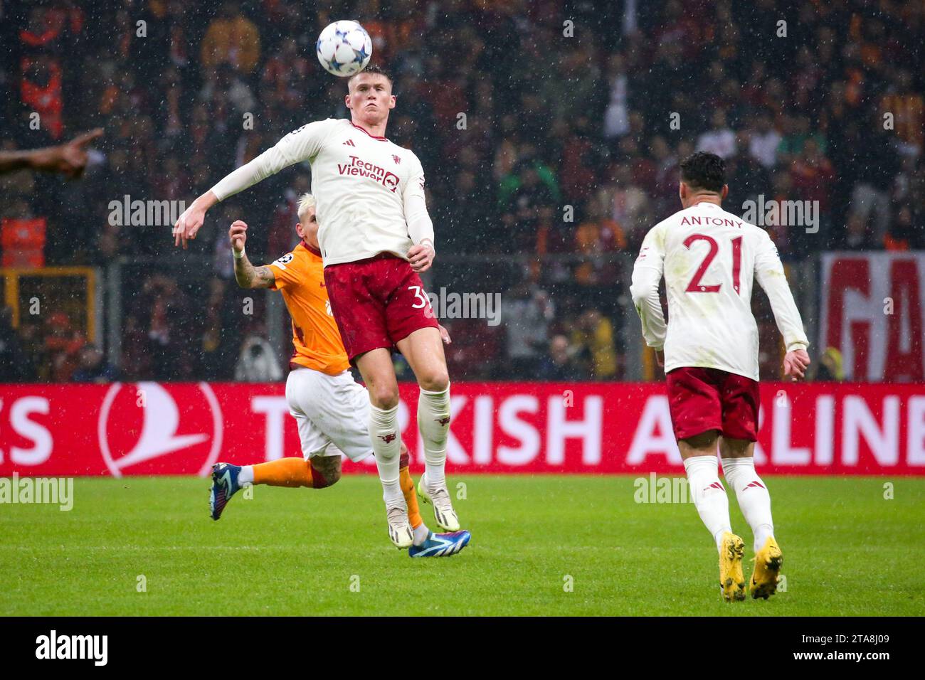 Istanbul, Turquie. 29 novembre 2023. ISTANBUL, TURQUIE - 29 NOVEMBRE : Scott McTominay de Manchester United contrôle le ballon lors du match Groupe A - UEFA Champions League 2023/24 entre Galatasaray A.S. et Manchester United à l'Ali Sami yen Arena le 29 novembre 2023 à Istanbul, Turquie. ( Crédit : BSR Agency/Alamy Live News Banque D'Images