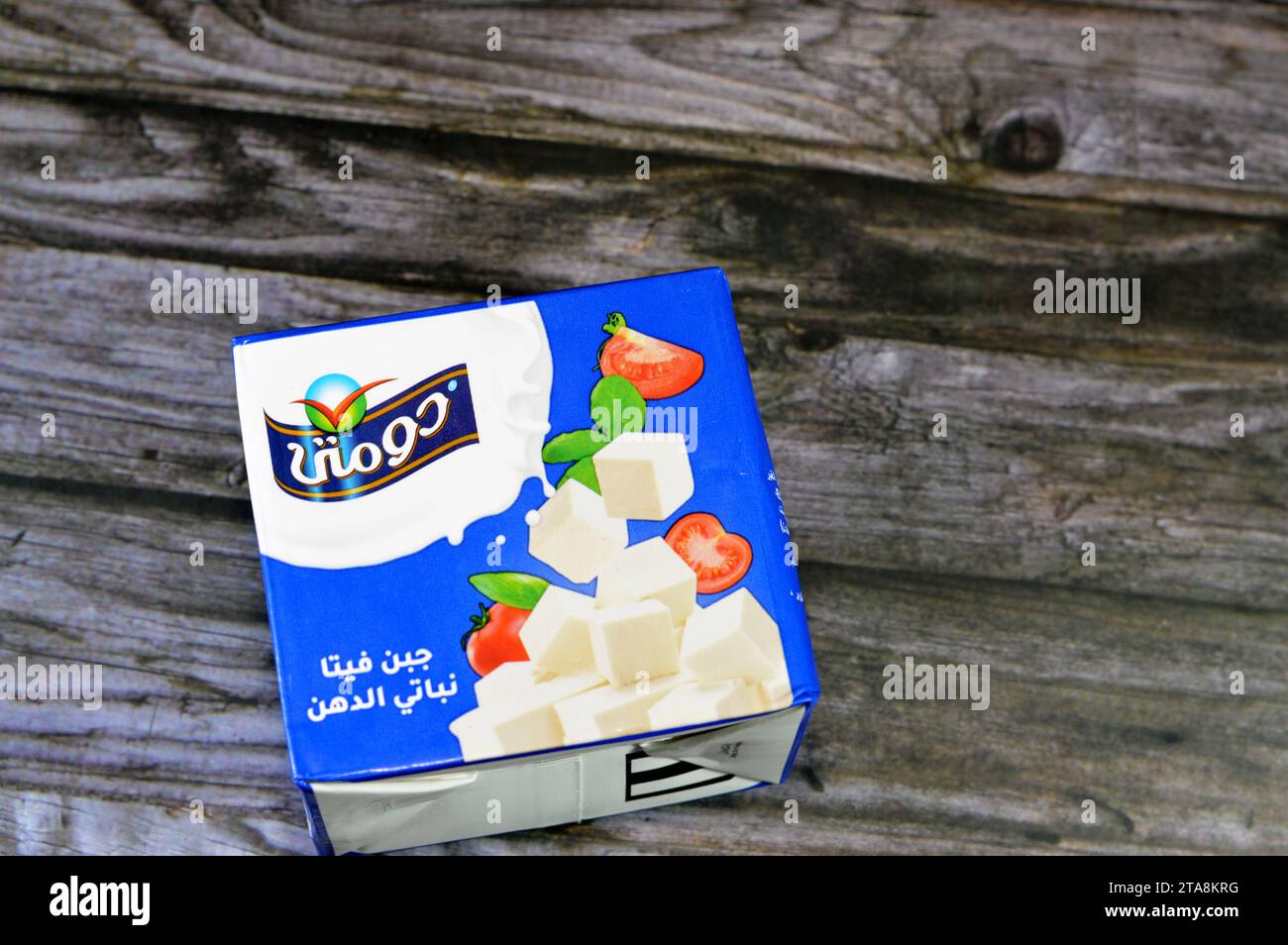 Le Caire, Égypte, novembre 12 2023 : la graisse végétale du fromage feta Domty, pour les repas rapides, peut être utilisée pour ajouter une touche de fromage à vos repas quotidiens, en faisant du sandwi Banque D'Images