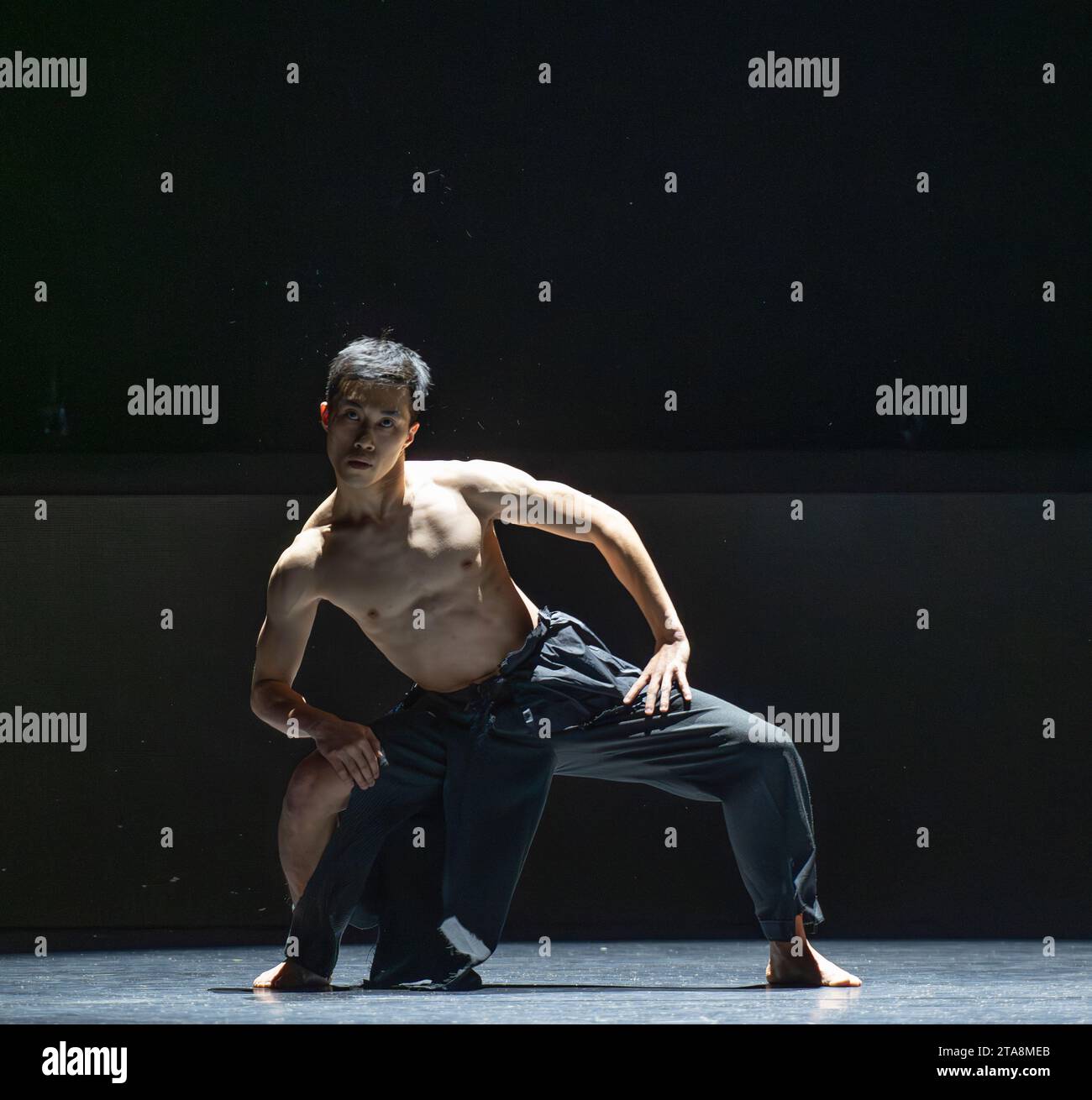 Londres, Royaume-Uni. 29 novembre 2023. Cloud Gate Dance Theatre of Taiwan présente Lunar Halo à Sadlers Wells du 30 novembre au 2 décembre 2023. Le directeur artistique de Cloud Gate, CHENG Tsung-lung, a observé pour la première fois un halo lunaire - un anneau étincelant autour de la lune - dans le ciel au-dessus de l'Islande, prédisant une tempête imminente et, à un niveau plus profond, annonçant une période de changements considérables. En collaboration avec le groupe islandais Sigur Rós, CHENG explore les changements qui façonnent notre monde, en particulier notre dépendance croissante à la communication grâce aux nouvelles technologies. Crédit : Malcolm Park/Alamy Live News Banque D'Images