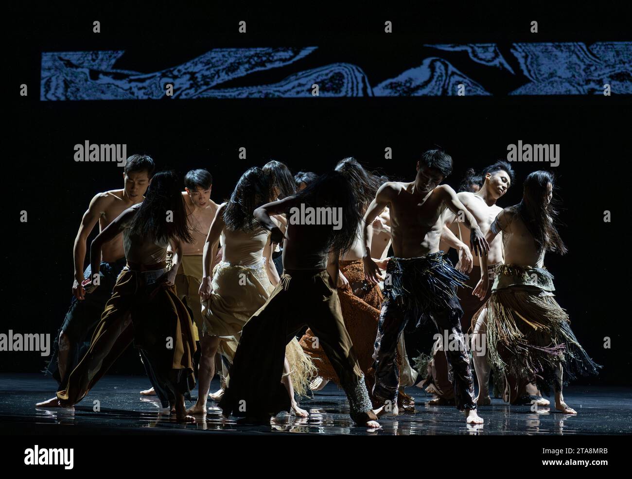 Londres, Royaume-Uni. 29 novembre 2023. Cloud Gate Dance Theatre of Taiwan présente Lunar Halo à Sadlers Wells du 30 novembre au 2 décembre 2023. Le directeur artistique de Cloud Gate, CHENG Tsung-lung, a observé pour la première fois un halo lunaire - un anneau étincelant autour de la lune - dans le ciel au-dessus de l'Islande, prédisant une tempête imminente et, à un niveau plus profond, annonçant une période de changements considérables. En collaboration avec le groupe islandais Sigur Rós, CHENG explore les changements qui façonnent notre monde, en particulier notre dépendance croissante à la communication grâce aux nouvelles technologies. Crédit : Malcolm Park/Alamy Live News Banque D'Images