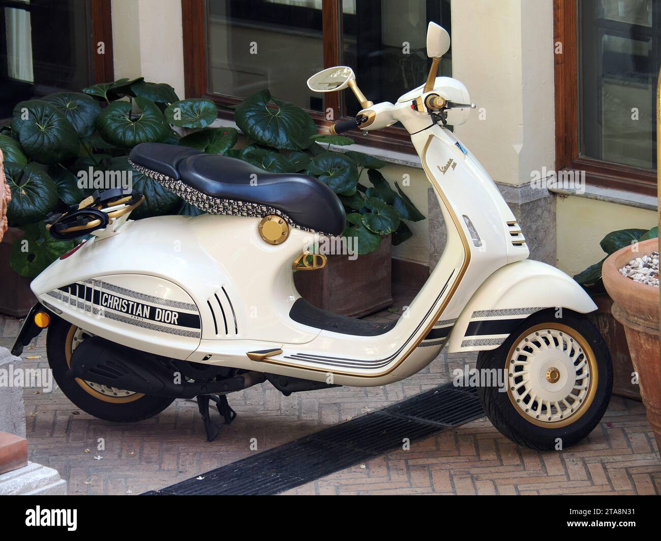 Piaggio Vespa 946 Christian Dior scooter, Taormina, Messine, Sicile, Sicile, Italie, Europe Banque D'Images