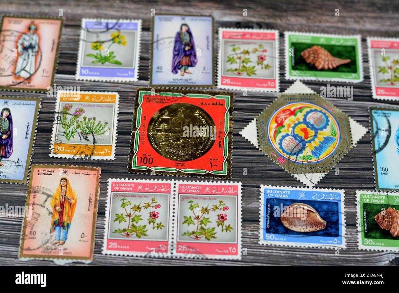 Le Caire, Égypte septembre 21 2022 : le sultanat omanais ancien a utilisé des timbres-poste à différentes époques sur un fond en bois, une couverture avec une série de timbres-poste Banque D'Images