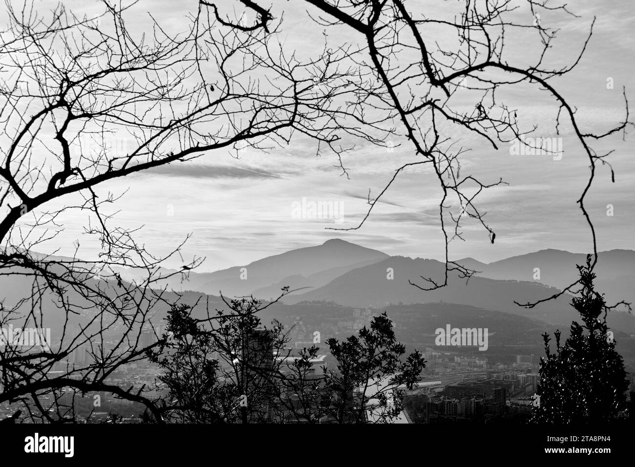 Vue en noir et blanc de la ville de Bilbao dans une composition artistique Banque D'Images