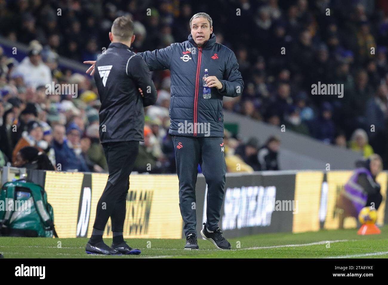 Leeds, Royaume-Uni. 29 novembre 2023. Michael Duff Manager de Swansea City agit et réagit lors du Sky Bet Championship Match Leeds United vs Swansea City à Elland Road, Leeds, Royaume-Uni, le 29 novembre 2023 (photo de James Heaton/News Images) à Leeds, Royaume-Uni le 11/29/2023. (Photo de James Heaton/News Images/Sipa USA) crédit : SIPA USA/Alamy Live News Banque D'Images