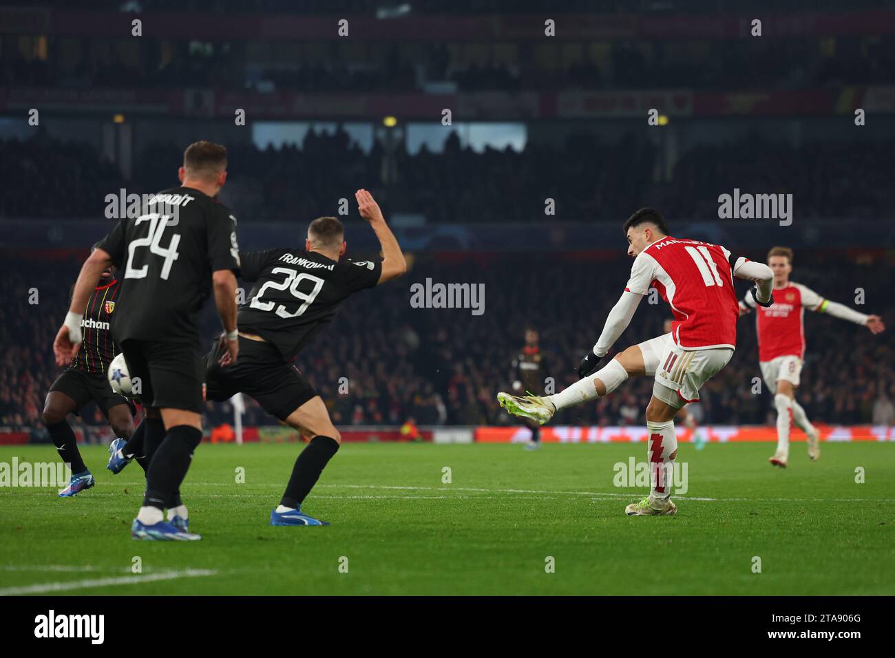 Emirates Stadium, Londres, Royaume-Uni. 29 novembre 2023. Ligue des Champions football, phase de groupes, Arsenal contre Lens ; Gabriel Martinelli d'Arsenal tire et marque 4-0 à la 27e minute crédit : action plus Sports/Alamy Live News Banque D'Images