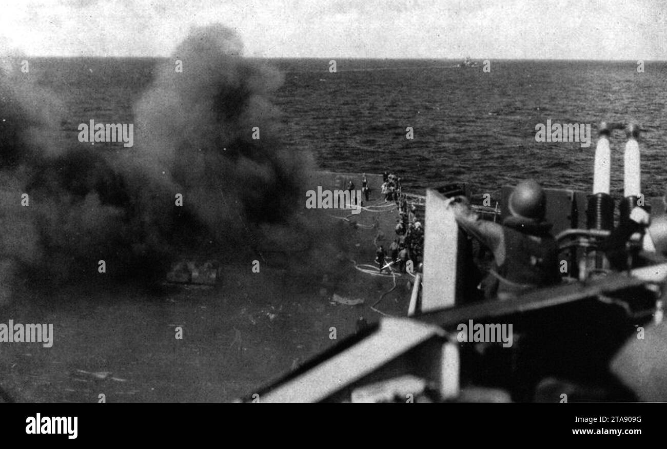 Vue du poste de pilotage avant à bord de l'USS Ticonderoga (CV-14) après un coup kamikaze, le 21 janvier 1945. Banque D'Images