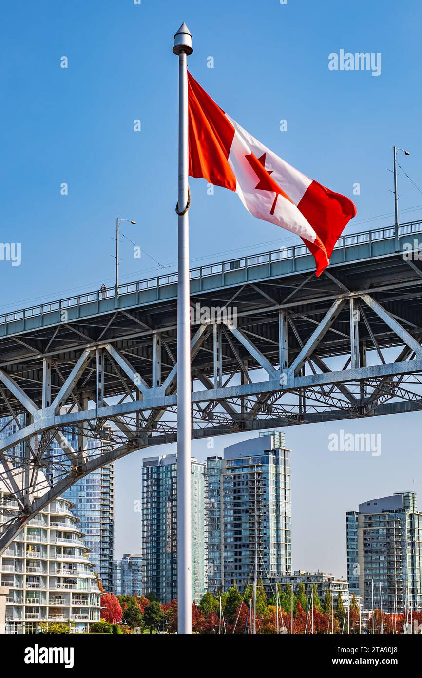 Drapeau canadien avec le centre-ville de Vancouver en arrière-plan. L'emplacement est Granville Island. Drapeau du Canada devant False Creek et le Burrard stre Banque D'Images