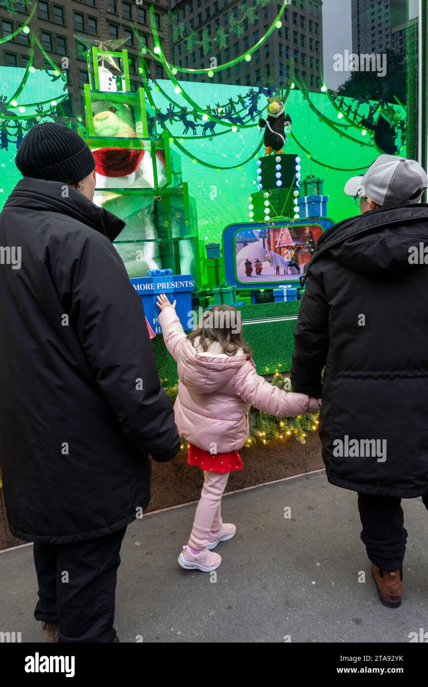 Les vitrines de vacances de Macy sont toujours une étape touristique populaire à Herald Square, New York City, USA 2023 Banque D'Images