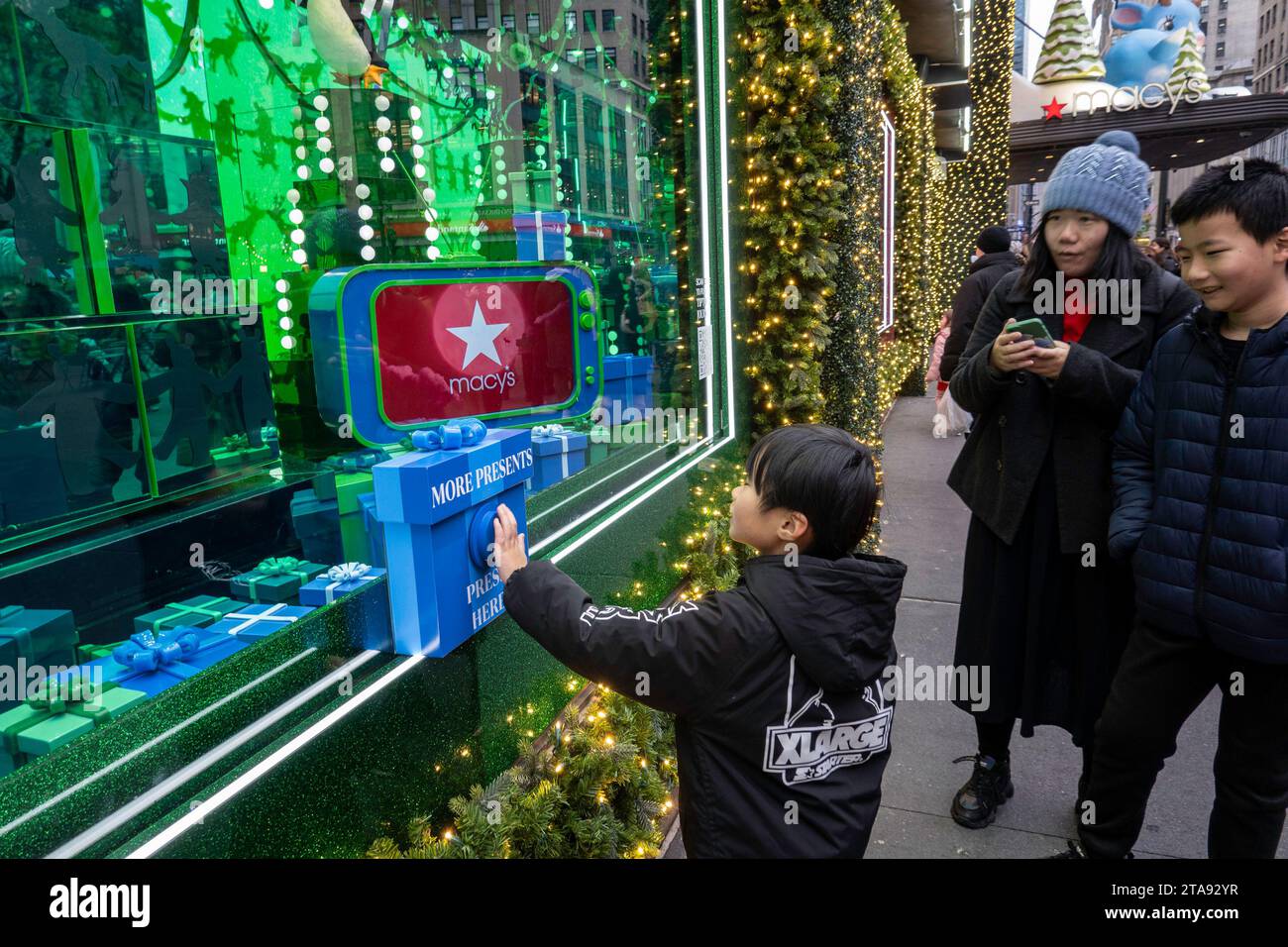 Les vitrines de vacances de Macy sont toujours une étape touristique populaire à Herald Square, New York City, USA 2023 Banque D'Images